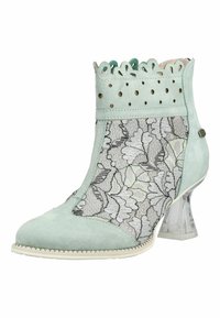 Bottine en daim bleu clair avec panneaux en dentelle florale, bordure perforée festonnée et talon bloc transparent.