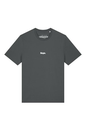 T-shirt gris foncé à manches courtes avec texte blanc "Nope." centré sur la poitrine et col rond.