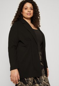 Vero Moda Curve VMCLIVA LONG NOOS - Kort kåpe / frakk - black