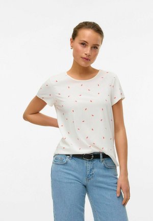 Witte top met korte mouwen met kleine rode bladpatronen, ronde halslijn en een zachte textuur, gecombineerd met blauwe denim jeans en een zwarte riem.