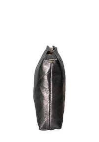 Borsa in pelle nera metallica con una forma rettangolare elegante. Presenta una chiusura con zip nella parte superiore e una texture liscia e lucida.