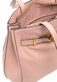Borsa a mano in pelle rosa con forma strutturata, dotata di un accento in metallo dorato, doppi manici e una tasca interna con zip.