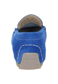 Blauer Wildleder-Schlupfschuh mit kontrastierenden weißen Nähten, abgerundetem Absatz und Ledersohle. Das Innere verfügt über ein blau-weiß gestreiftes Muster.
