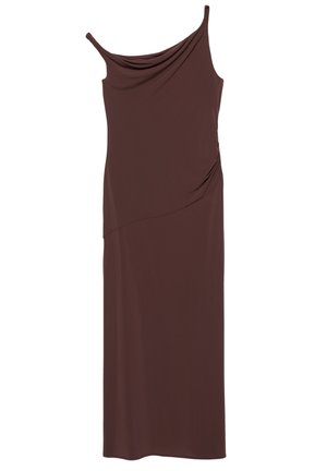 Barna, ujjatlan maxi ruha aszimmetrikus nyakkivágással és finom gyűrt részlettel egyik oldalon.