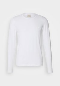 Langermet hvit bomull T-skjorte med rund hals og en liten logo i venstre øvre hjørne. Jevn tekstur, minimalistisk design.