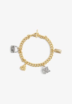 Bracelet en chaîne en métal doré avec quatre breloques : un cœur en argent, un cadenas en argent, et deux pendentifs avec des motifs complexes.