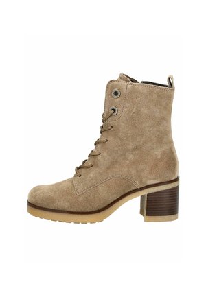 Bottines en suède beige avec un bout arrondi, un devant lacé et des œillets en argent. Présente un talon en bois texturé et une languette à l'arrière.