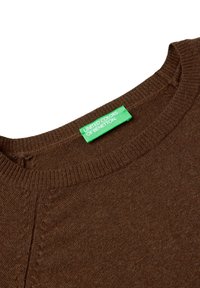 Maglione marrone a maglia con scollo rotondo a costine. L'etichetta verde riporta "UNITED COLORS OF BENETTON." La trama sembra morbida e liscia.