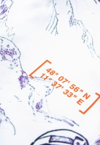Witte stof met een gedetailleerde kaart en paarse contourlijnen. Een oranje rechthoek benadrukt geografische coördinaten: 48°07'56"N, 11°37'33"E.