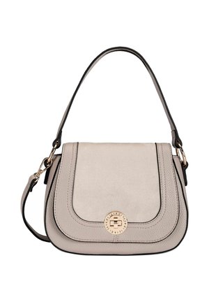 Borsa a tracolla in pelle beige con patta curva, chiusura rotonda dorata e tracolla regolabile su sfondo bianco.