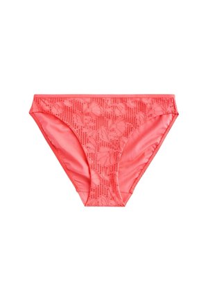 Ropa interior femenina estilo bikini de color rosa coral con un patrón de encaje floral en la parte delantera y forro de tela lisa en los laterales y la parte trasera.