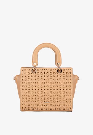 Beżowa torebka perforowana z okrągłymi i trójkątnymi wzorami, podwójnymi uchwytami, wykończeniem w kolorze złotym oraz bocznym zamkiem błyskawicznym. Strukturalny design.