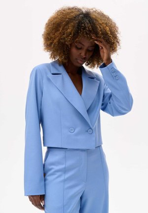 Lichtblauwe, cropped blazer met een notch lapel, dubbelzijdig ontwerp en twee knopen. Gemaakt van gladde stof, heeft lange mouwen.