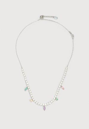 Ασημένιο κολιέ με αλυσίδα και διάφανα στρογγυλά πετράδια, με πέντε μικρά πολύχρωμα μενταγιόν σε πράσινες, κίτρινες, μοβ, ροζ και πράσινες αποχρώσεις.