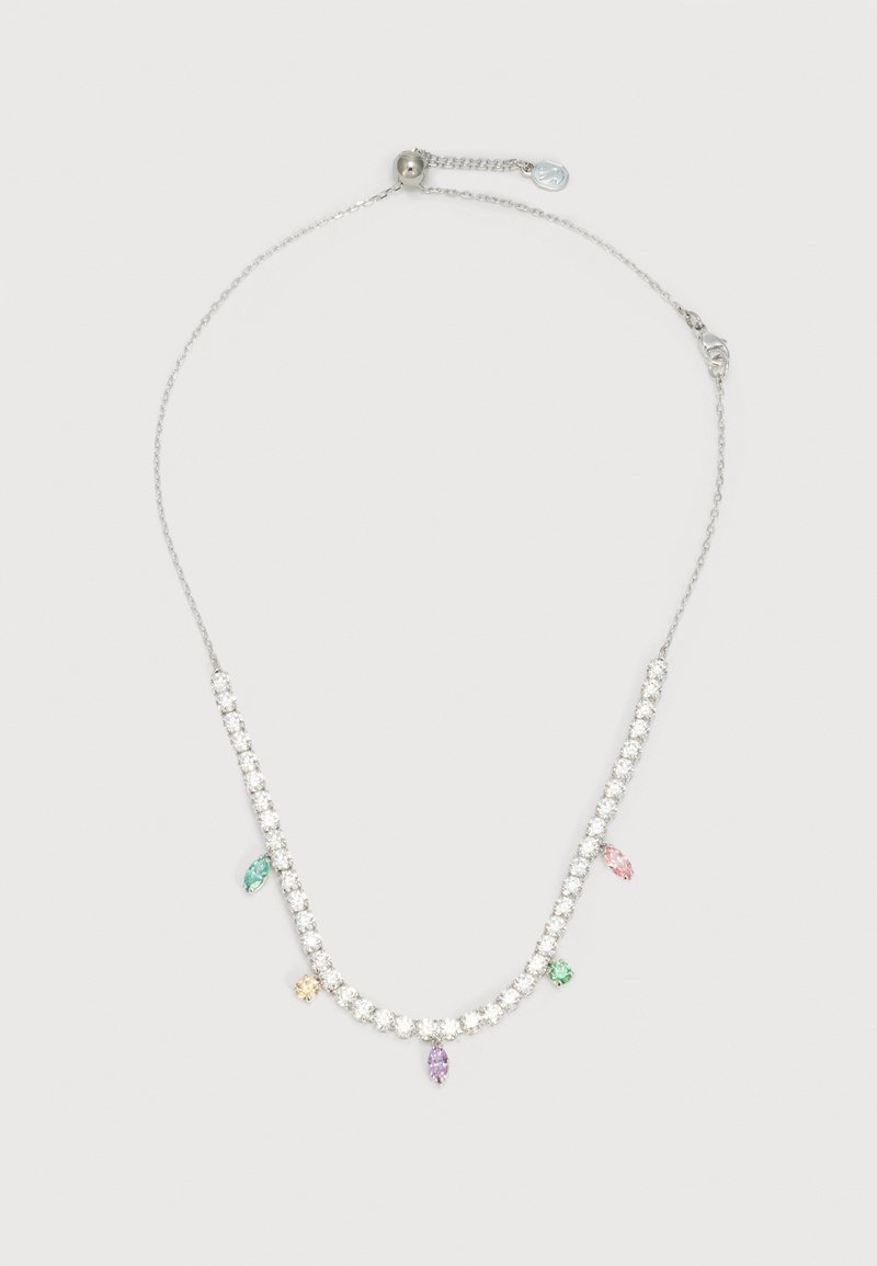 Collier en chaîne argentée avec des pierres rondes transparentes et cinq petits pendentifs en gemmes colorées aux teintes verte, jaune, violette, rose et verte.
