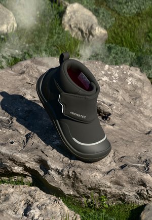 Botte noire imperméable avec un design texturé et flexible. Présente un col rembourré, une bande réfléchissante et un logo bien en vue. Semelle en caoutchouc robuste.