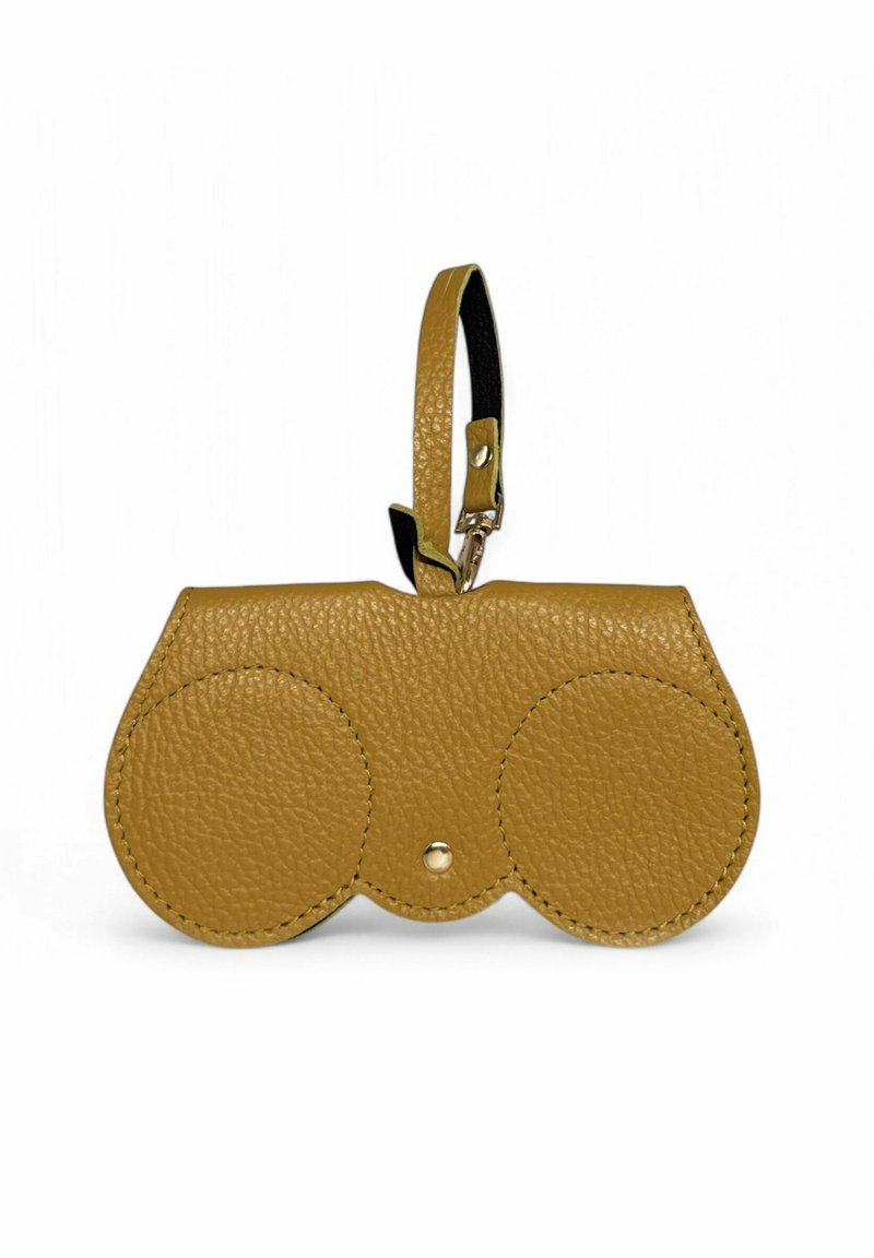 Porte-clés en cuir jaune avec des extrémités circulaires et une surface texturée, comportant un petit bouton-pression en métal et une boucle pour fixation.