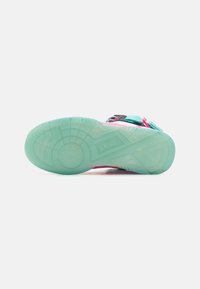 Basket haut avec un dessus rose vif, des accents teal et une semelle extérieure translucide vert menthe. Caractéristiques des sangles ajustables et des détails texturés.