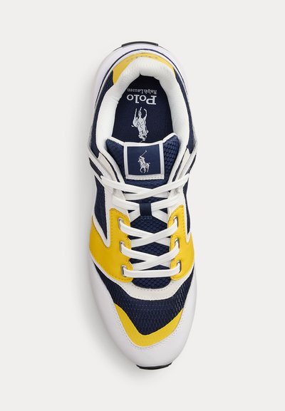 Αθλητικό παπούτσι Polo Ralph Lauren σε ναυτικό μπλε, κίτρινο και λευκό χρώμα με λευκά κορδόνια, λογότυπο στη γλώσσα και την εσωτερική σόλα, φωτογραφημένο από πάνω σε λευκό φόντο.
