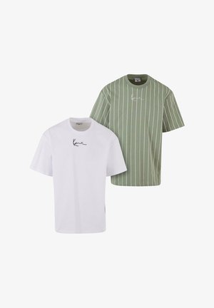 Divas T-krekli: viens balts, otrs zaļš ar vertikālām baltām svītrām. Abiem ir īsas piedurknes un uz priekšpuses ir neliels melns logo.