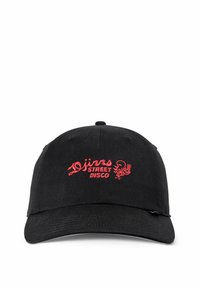 Svart baseballcap med buet skjerm, med rød brodert tekst "djurns STREET DISCO" og blekksprutdesign foran. Laget av bomull.