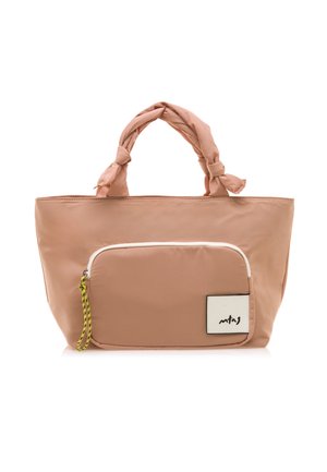 Große rosa Tragetasche mit verknoteten Stoffgriffen, einer weißen Reißverschluss-Vordertasche und einem kleinen Etikett mit schwarzem Text. Glatte, weiche Textur.