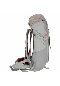 Mochila gris con respaldo de malla acolchada, correas ajustables, bolsillo con cremallera en el frente y detalles en naranja brillante. Tela suave, diseño aerodinámico.