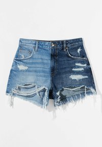 Shorts di denim caratterizzati da un design distressed con varie tonalità di blu, orli grezzi e numerose strappi sfilacciati sul davanti.