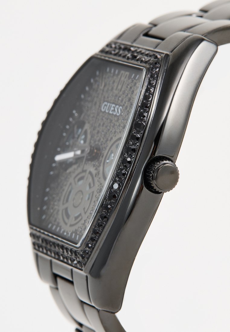 Reloj de metal negro con caja rectangular, bisel adornado y esfera texturizada. Presenta una corona de pulsar y tirar y un diseño de pulsera enlazada.