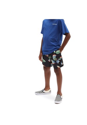 Niebieska bawełniana koszulka z logo „VANS”, czarne szorty z kwiatowym wzorem oraz czarno-białe wsuwane buty w kratkę.