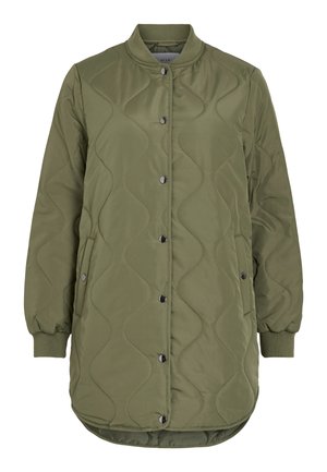 Olíva zöld, párnázott bomber dzseki hullámos steppelt mintával, patentos záródással, oldalzsebekkel, valamint bordázott mandzsettákkal és szegéllyel.