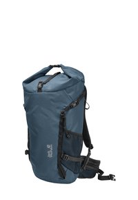 Zaino in tessuto blu con chiusura roll-top, spallacci regolabili, tasche laterali in rete e un logo sulla parte anteriore. Design leggero e resistente.