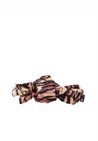 Fascia in tessuto morbido con motivo a strisce di tigre in nero, beige e ruggine, dotata di un dettaglio centrale annodato e di una texture arricciata.