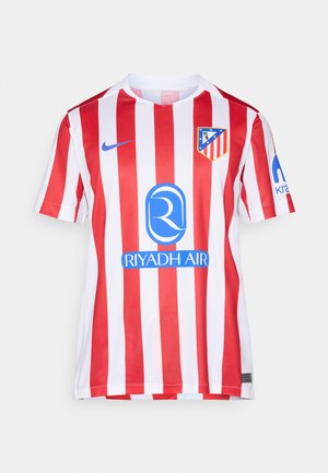 Raudonas ir baltas dryžuotas futbolo marškinėliai su apvaliomis kaklo iškirpėmis, Nike logotipu ir mėlynu rėmėjo logotipu. Pakeliui kairėje krūtinės pusėje yra emblema.