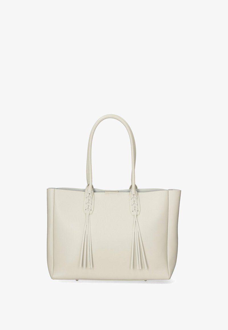 Sac fourre-tout en cuir blanc avec des accents tressés et des franges. Texture lisse. Forme large et plate. Double poignées pour le transport. Design minimaliste.