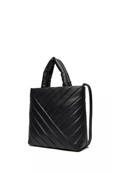 Borsa tote nera in pelle con motivo a rombi diagonali, manici morbidi doppi e una tracolla rimovibile. Texture liscia.