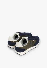 Marine- en olijfgroene sneakers met een textuurdesign, featuring een doodskoplogo, witte accenten en een gevoerde kraag en tong. Rubberen zool.