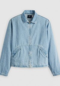 Ljusblå denimjacka med krage, framdragkedja och två böjda sidofickor. Har en avslappnad passform och synlig sömnad.