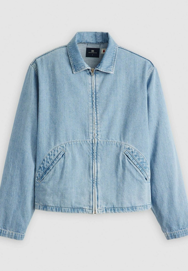 Hellblaue Denimjacke mit Kragen, Frontreißverschluss und zwei geschwungenen Seitentaschen. Bietet eine lockere Passform und sichtbare Nähte.