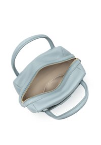 Borsa a mano in pelle di un blu chiaro, con chiusura a zip, forma arrotondata, doppi manici e una texture liscia. L'interno presenta una fodera beige.