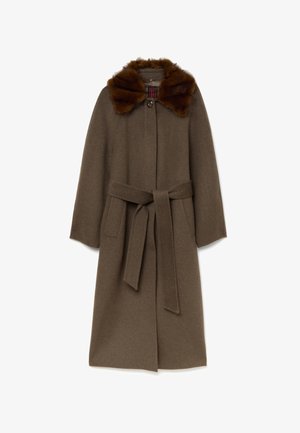 Cappotto di lana marrone con colletto in pelliccia sintetica rimovibile, maniche lunghe, una cintura legata in vita e tasche laterali.