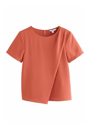 Koraalrode blouse met korte mouwen, een ronde halslijn, diagonale plooien aan de voorkant en een verborgen ritssluiting aan de achterkant. Gladde stoftextuur.