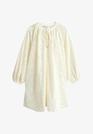 Lysebeige kjole med et tekstureret bladmønster, lange pufærmer og en rynket halsudskæring, med et bindebånd foran.