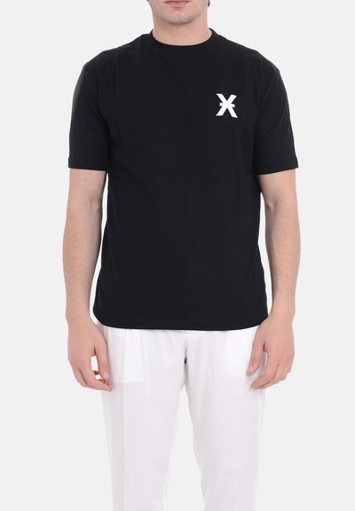 T-shirt in cotone nero con scollo rotondo e maniche corte. Presenta una grafica bianca sulla parte sinistra del petto.