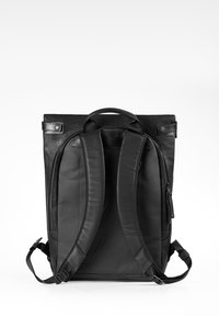 Zwarte roll-top rugzak met gevoerde, verstelbare schouderbanden en een bovenhandgreep, gezien van de achterkant tegen een witte achtergrond.