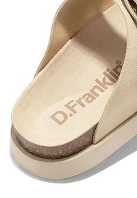 Sandalia de ante beige con punta redonda, plantilla suave estampada con "D.Franklin" y base de corcho texturizado en marrón claro.