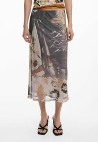 Gennemsigtig midi-nederdel med blomsterprint i en blanding af mørke og lyse nuancer. Det har abstrakte mønstre og en sværgende silhuet, afsluttet med en kanted.