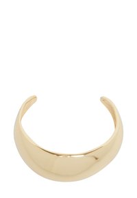 Gouden metalen manchetarmband met een gladde, gebogen vorm en glanzende afwerking. Open uiteinden met een minimalistische stijl.