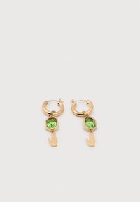 Χρυσά σκουλαρίκια κρίκοι με πράσινες πολύγωνες πέτρες και μικρά χρυσά γαντζωτά στολίδια σε σχήμα νυχιού να κρέμονται κάτω από κάθε πέτρα, απεικονισμένα σε λευκό φόντο.