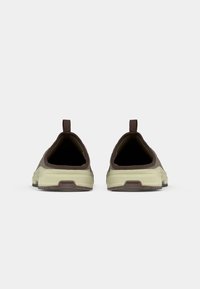 Brune og lys beige slip-on sko med en teksturert overdel, som har en baksløyfe for enkel bruk og en robust gummisåle.